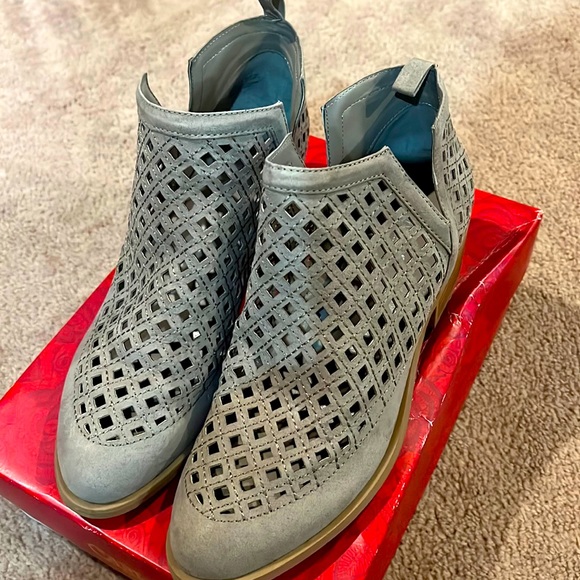 Carlos by Carlos Santana Barnes Perforated Side Slit Ankle Bootie - Picture 1 of 5